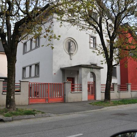 Atrium Flat In The Villa Любляна Экстерьер фото